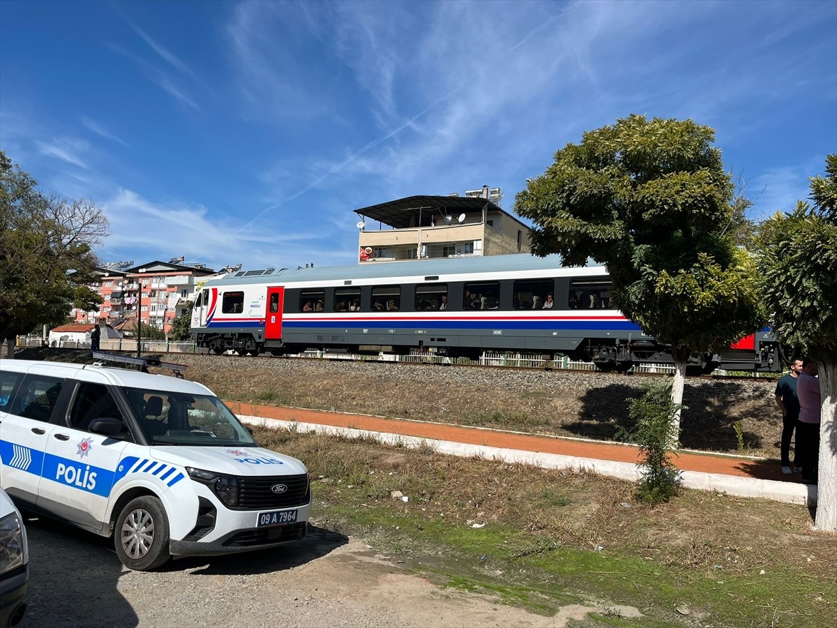 Aydın'ın İncirliova ilçesinde raylardaki torununu kurtaran kadın, trenin çarpması sonucu ağır...