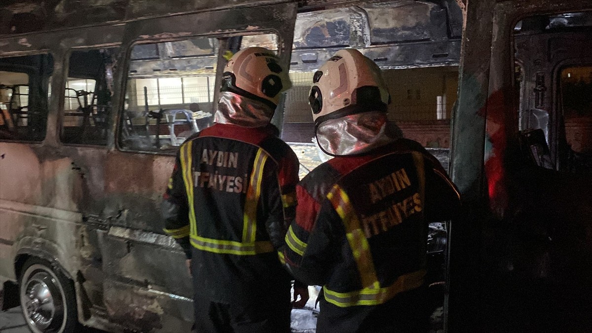 Aydın'ın Nazilli ilçesinde park halindeyken alev alan minibüs kullanılamaz hale geldi.