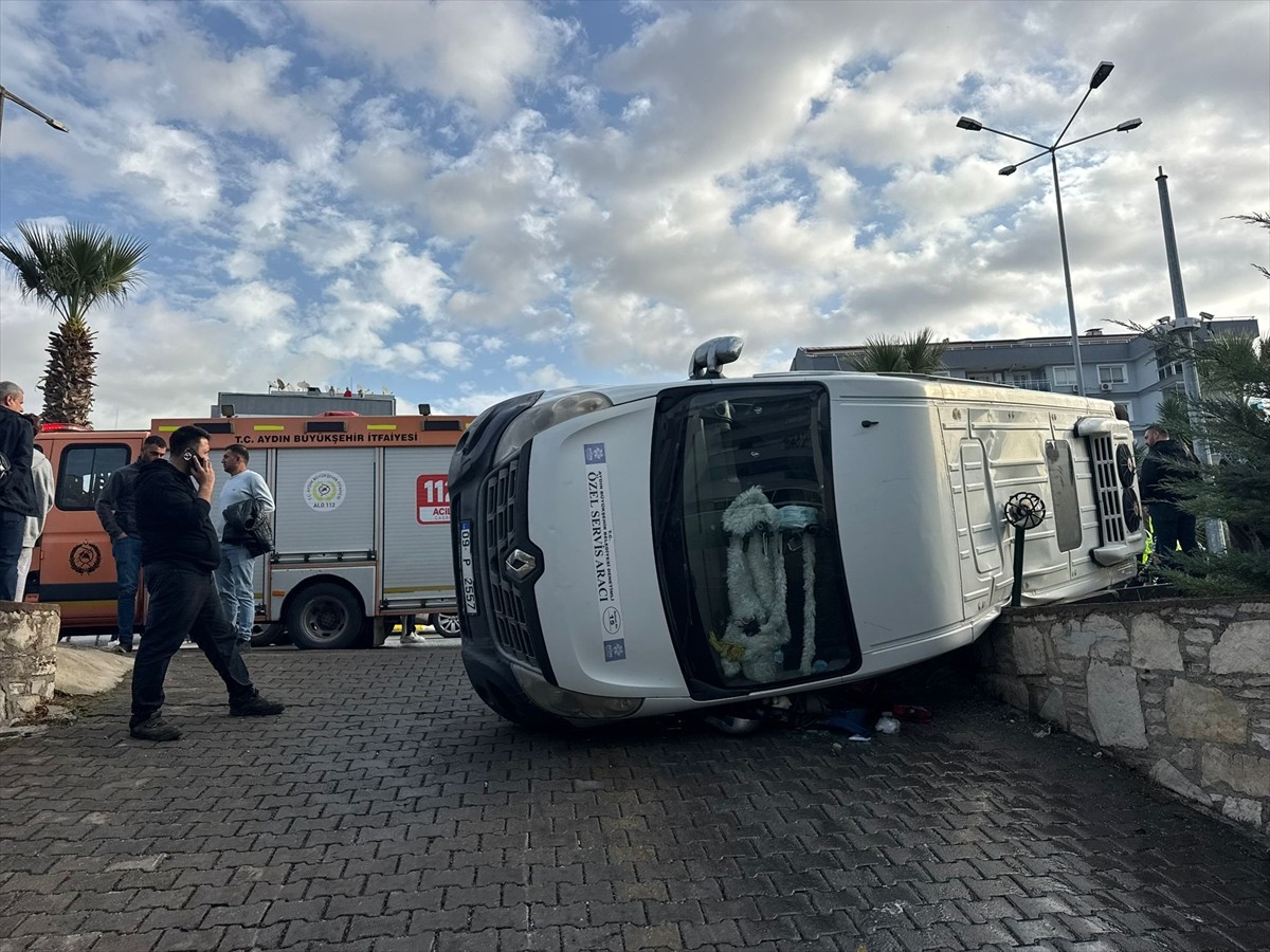 Aydın'ın Söke ilçesinde iki minibüsün çarpışması sonucu aynı araçtaki 5'i öğrenci 6 kişi...