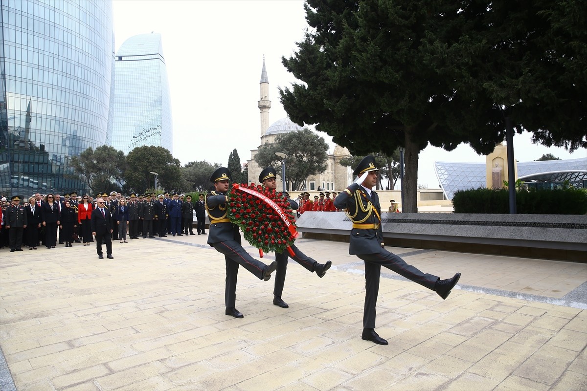 Azerbaycan’ın başkenti Bakü’de, Türkiye Cumhuriyeti’nin 102. kuruluş yıl dönümü dolayısıyla Türk...