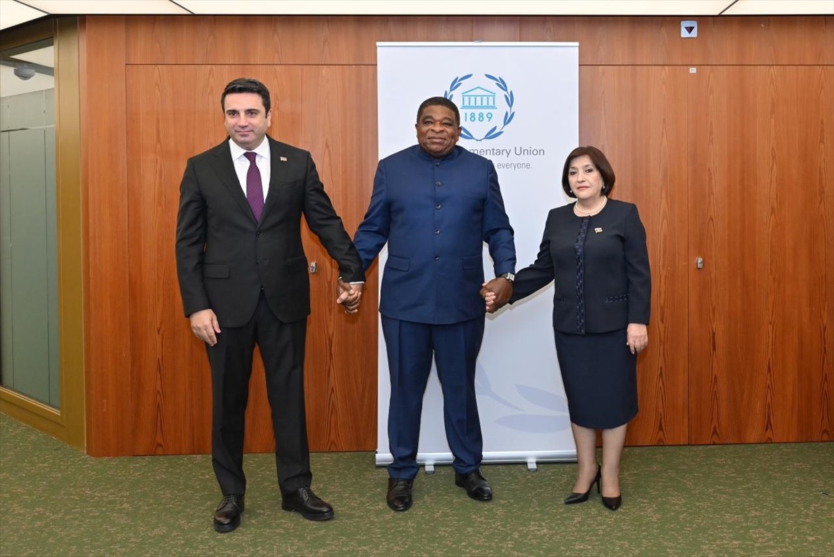 Azerbaycan Milli Meclisi Başkanı Sahibe Gafarova (sağda) ile Ermenistan Parlamentosu Başkanı Alen...