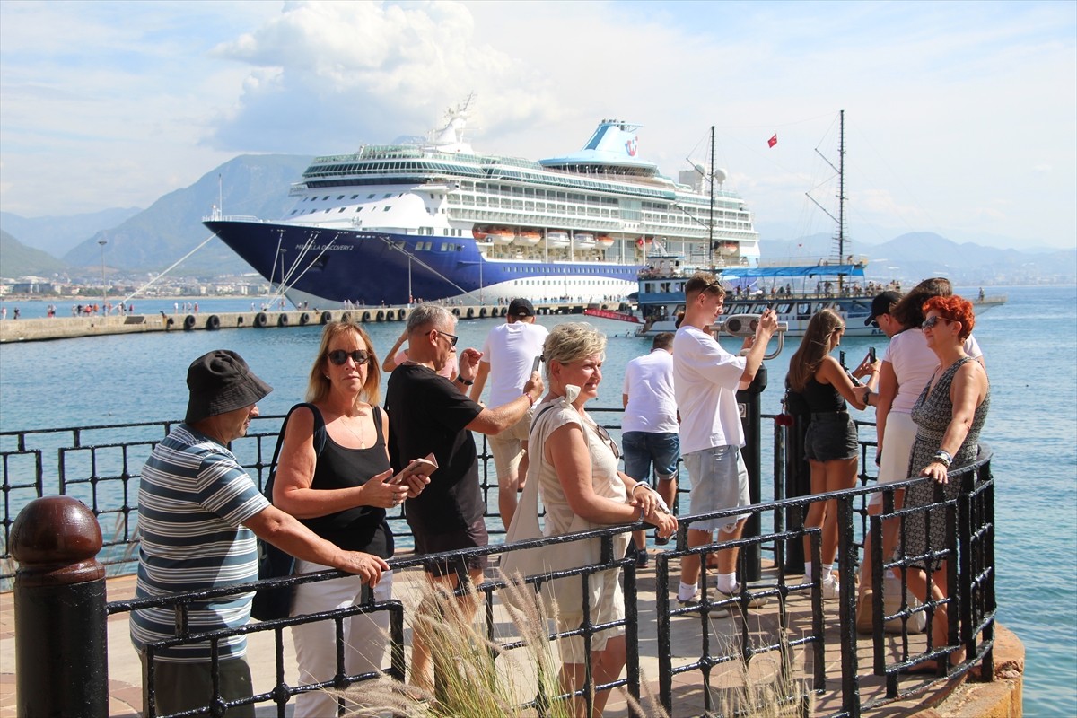 Bahamalar bayraklı "Marella Discovery 2" isimli kruvaziyer, 1788 yolcusuyla Antalya'nın Alanya...