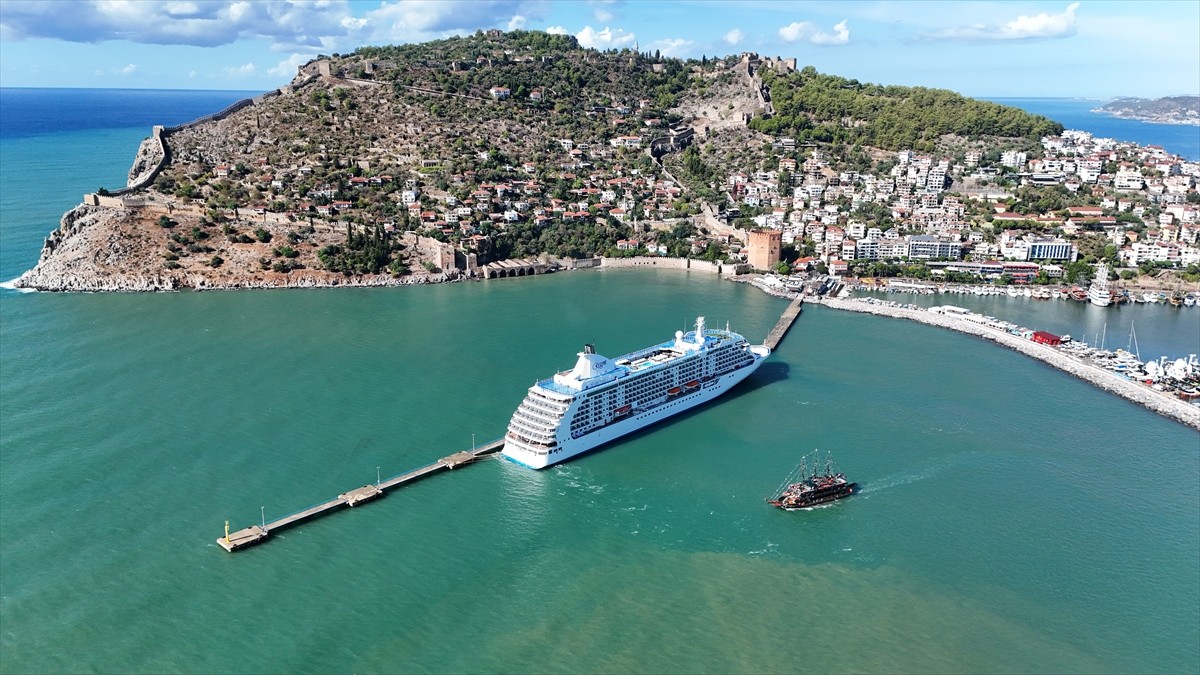 Bahamalar bayraklı "Seven Seas Voyager" adlı kruvaziyer, Antalya'nın Alanya ilçesine geldi.