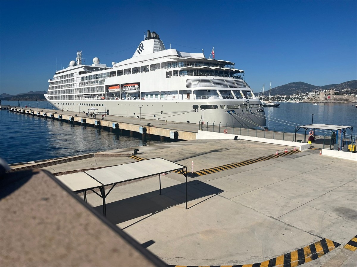 Bahamalar bayraklı "Silver Whisper" isimli kruvaziyer, Muğla'nın Bodrum ilçesine 340 turist...
