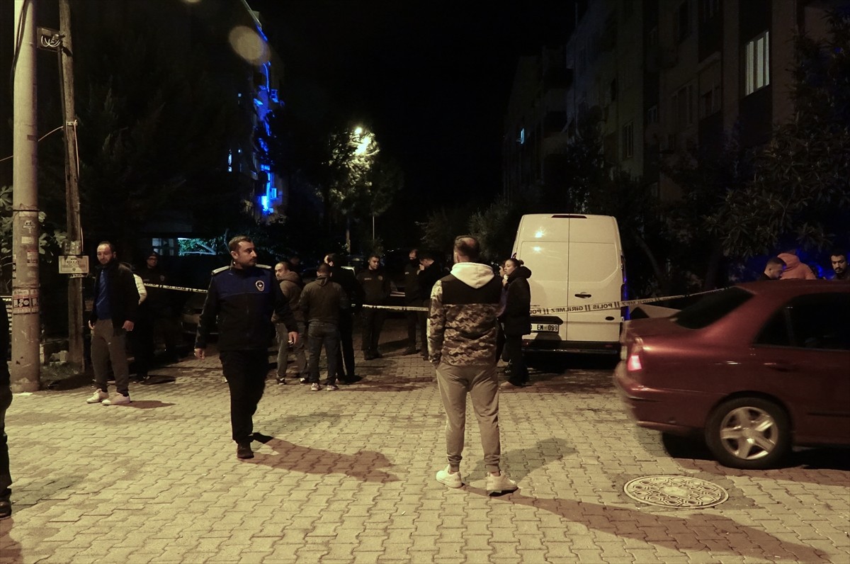 Balıkesir'in Edremit ilçesinde bir kişi evinde silahla vurularak öldürülmüş halde bulundu. İhbar...