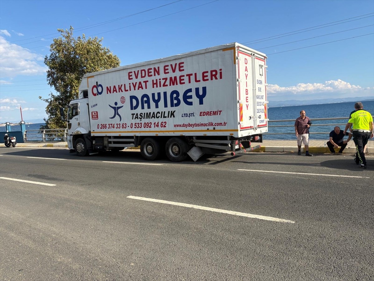 Balıkesir'in Edremit ilçesinde kamyonla otomobilin çarpışması sonucu 1 kişi öldü, 1 kişi...