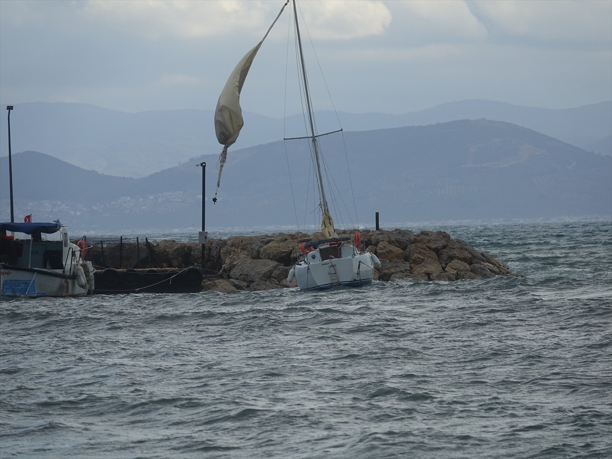 Balıkesir'in Edremit ilçesinde öğle saatlerinden itibaren lodos etkisini artırdı.