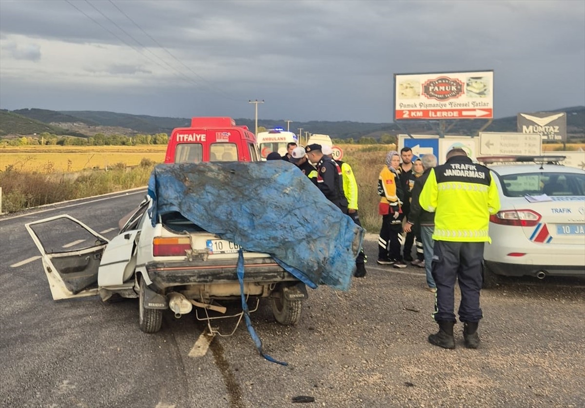 Balıkesir'in Gönen ilçesinde öğrenci servisiyle otomobilin çarpışması sonucu 2 kişi öldü, 8 kişi...