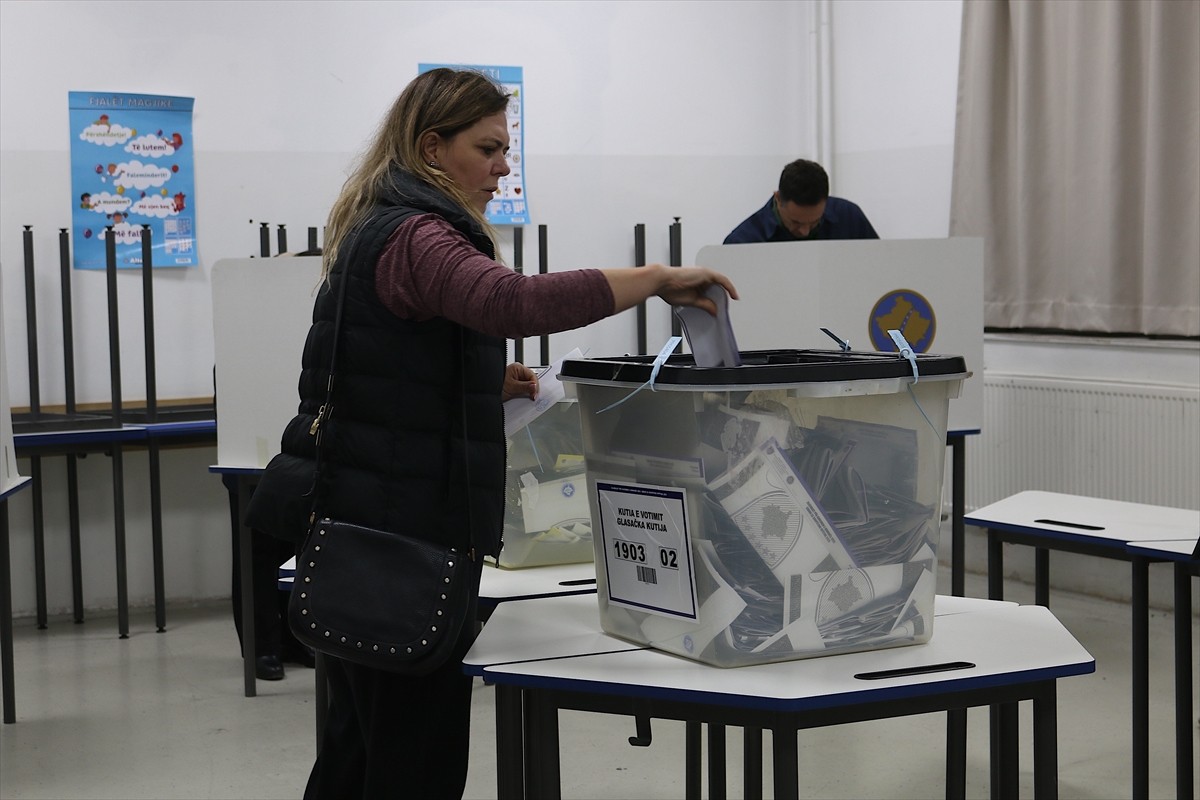 Balkan ülkesi Kosova'da yapılan yerel seçimlerde oy kullanma işlemi tamamlandı. Kosova'da...