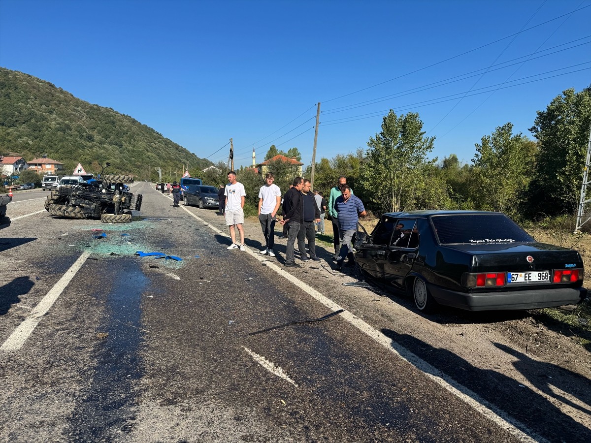  Bartın'da iki otomobille traktörün çarpışması sonucu 4 kişi yaralandı.