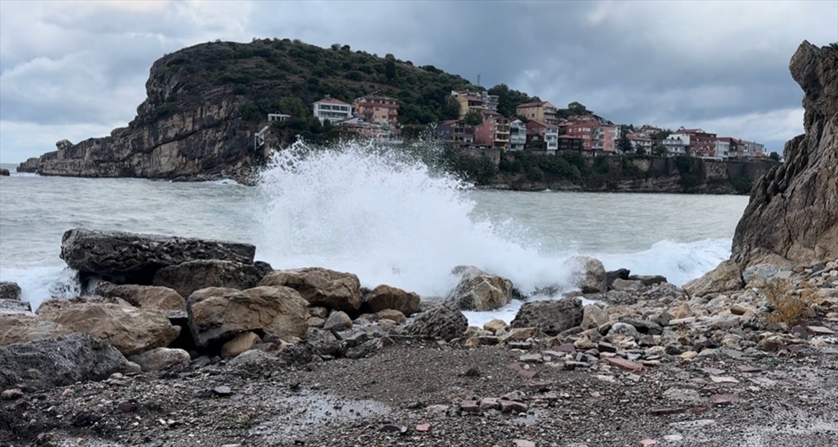 Bartın'ın Amasra ilçesinde şiddetli rüzgar etkili oldu. Saatteki hızı 40 kilometreye kadar ulaşan...