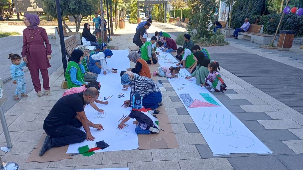 Batman'da, İsrail'in Gazze'ye saldırılarında hayatını kaybeden çocuklara dikkati çekmek için...