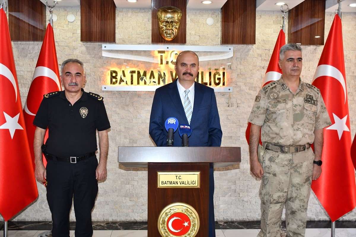 Batman'da Vali Ekrem Canalp (ortada) başkanlığında, İl Emniyet Müdürü İbrahim Kaba (solda) ve İl...