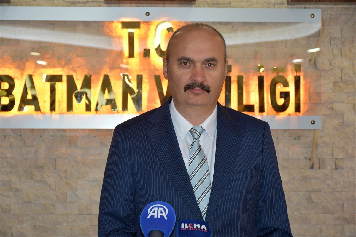 Batman'da Vali Ekrem Canalp (ortada) başkanlığında, İl Emniyet Müdürü İbrahim Kaba (solda) ve İl...