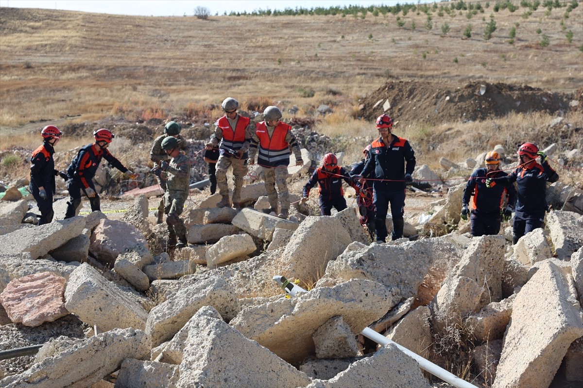 Bayburt'ta 6,9 büyüklüğünde deprem senaryosuyla masa başı ve saha tatbikatı...