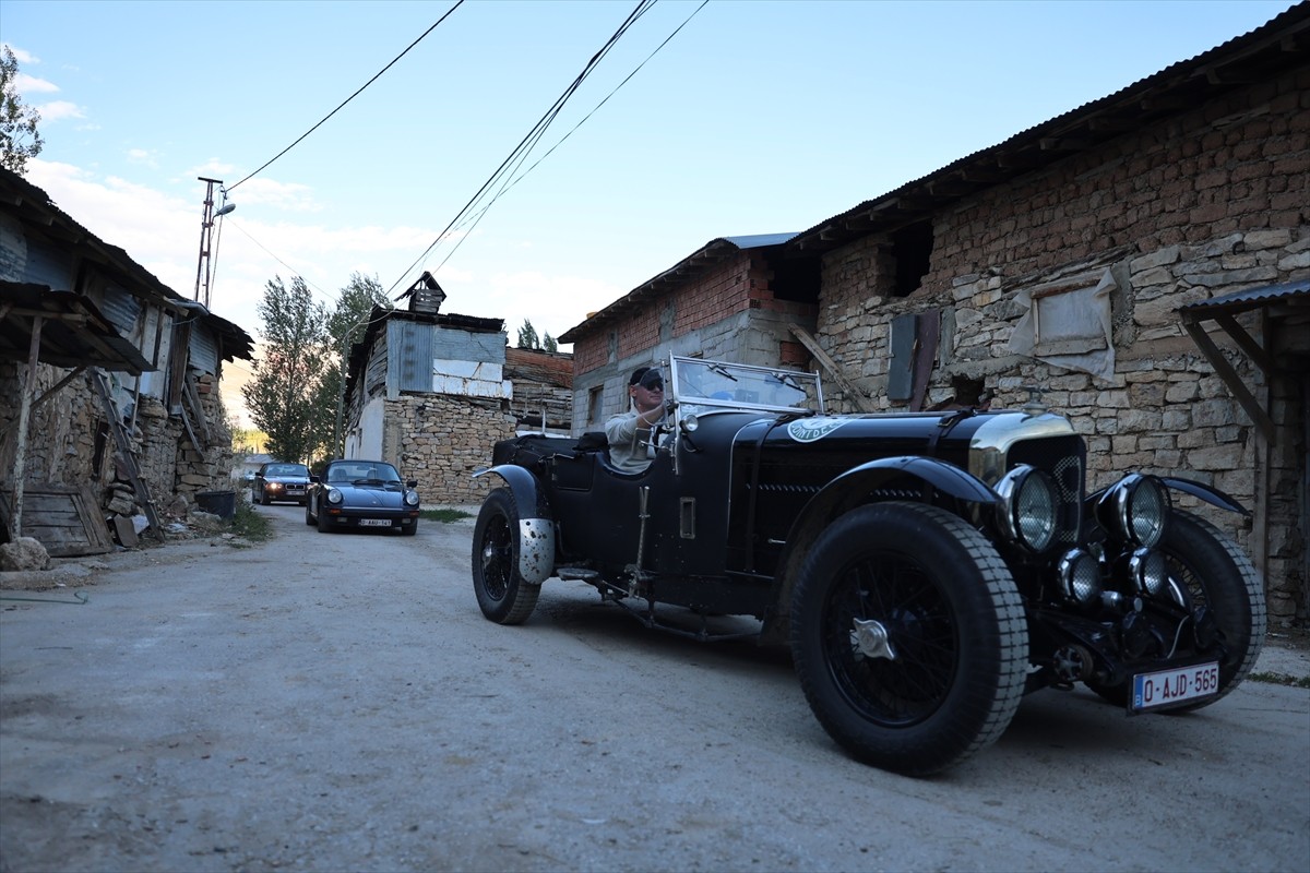 Belçika'dan yola çıkıp yurda gelen klasik otomobil tutkunları, Bayburt'un doğal ve turistik...
