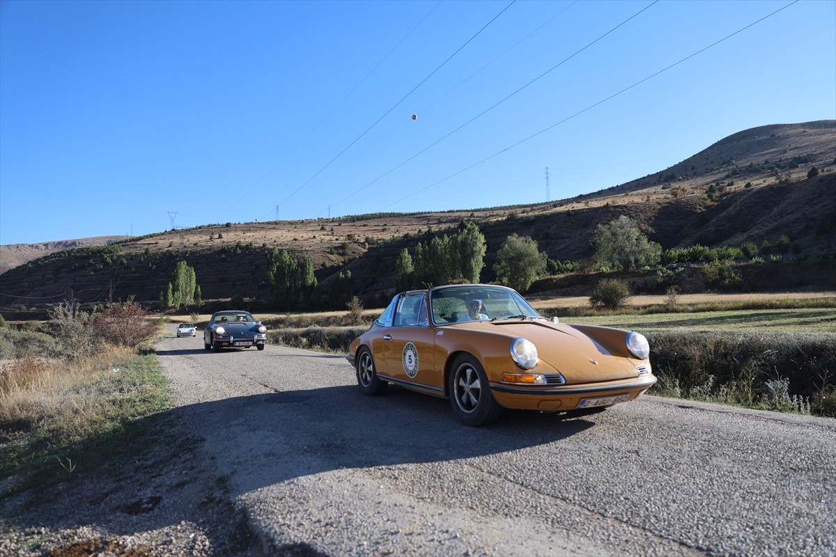 Belçika'dan yola çıkıp yurda gelen klasik otomobil tutkunları, Bayburt'un doğal ve turistik...