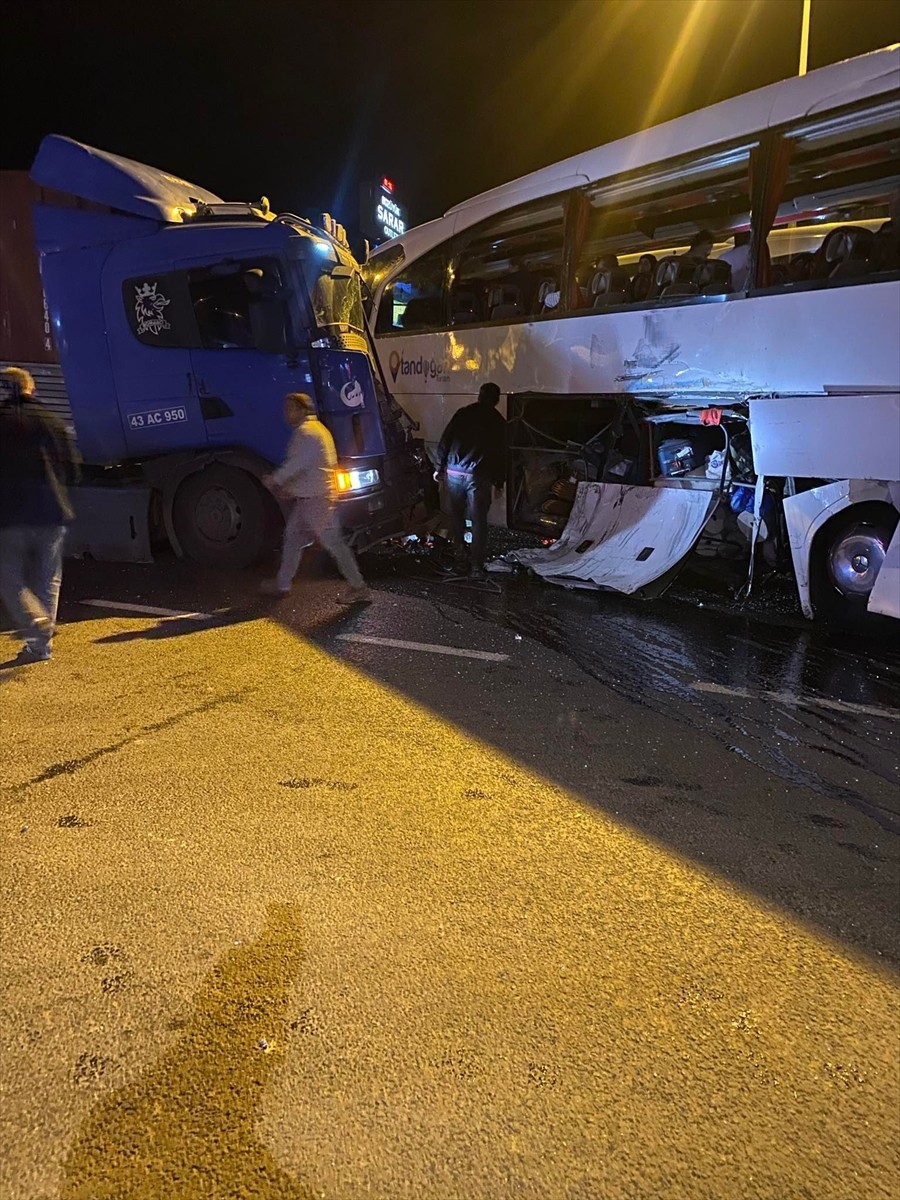 Bilecik'in Bozüyük ilçesinde tur otobüsü ile tırın çarpışması sonucu 20 kişi yaralandı.