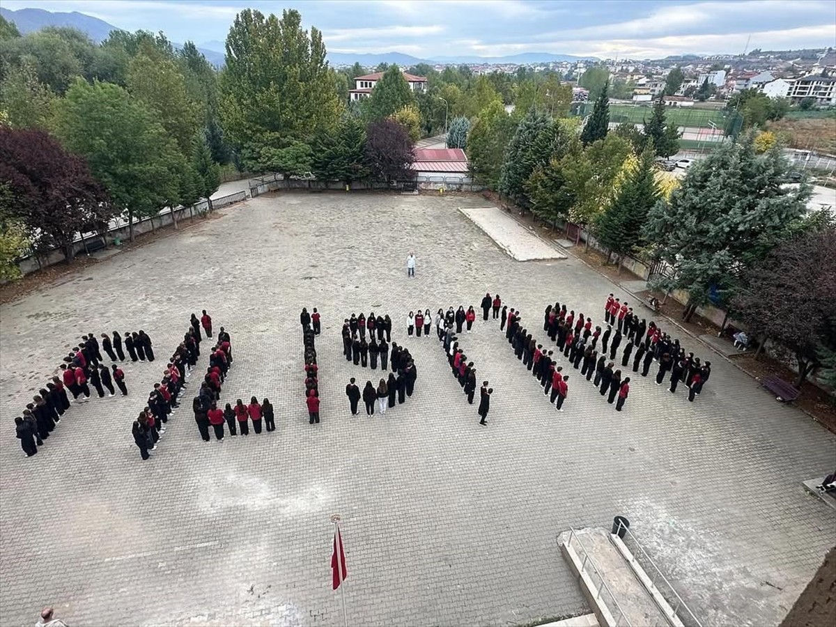 Bilecik'in Osmaneli ilçesinde öğrenciler, Gazze'ye insani yardım ulaştırmak için yola çıkan ve...