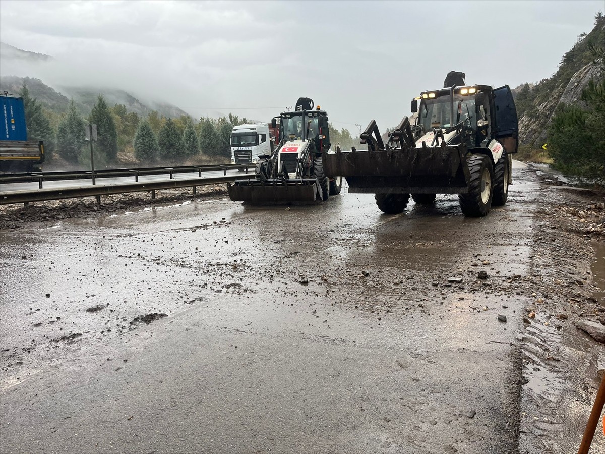 Bilecik'te etkili olan şiddetli yağış nedeniyle Osmaneli ilçesini Sakarya'ya bağlayan kara...