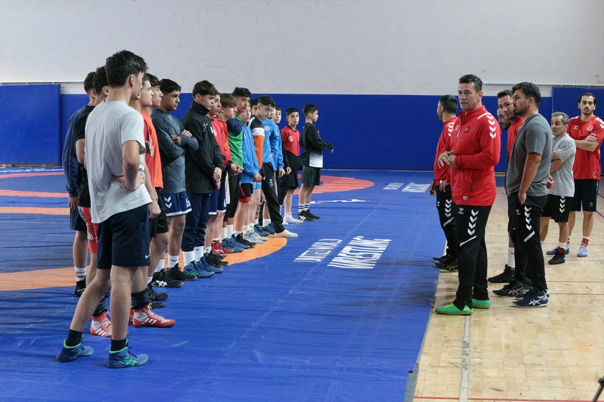Bolu'da kamp yapan 15 Yaş Altı Grekoromen Güreş Milli Takımı, Romanya'da düzenlenecek Balkan...