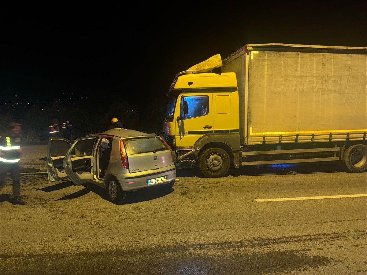 Bolu'da kamyonla çarpışan otomobilin sürücüsü hayatını kaybetti.