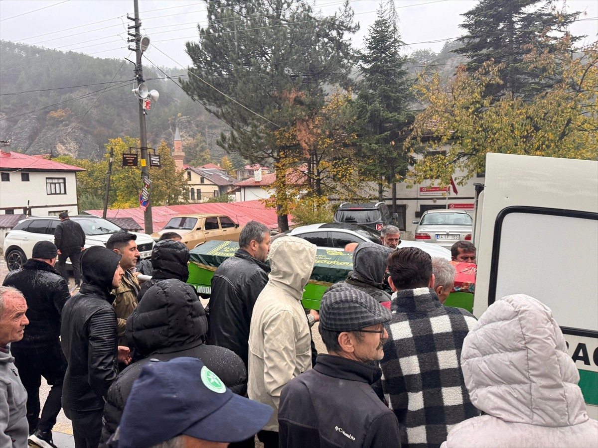 Bolu'nun Mudurnu ilçesinde tartıştığı eşi tarafından av tüfeği ile vurularak öldürülen kadının...