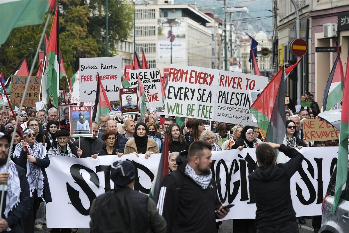 Bosna Hersek'in başkenti Saraybosna'da yüzlerce kişi, İsrail'in Gazze'deki soykırımını protesto...
