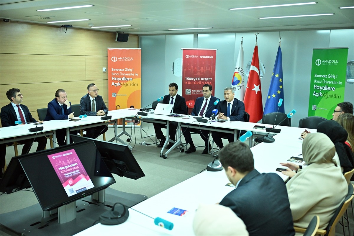 Brüksel Büyükelçiliği, Anadolu Üniversitesi Rektörü Prof. Dr. Yusuf Adıgüzel'in (sağda)...