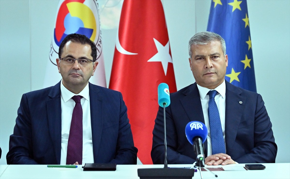 Brüksel Büyükelçiliği, Anadolu Üniversitesi Rektörü Prof. Dr. Yusuf Adıgüzel'in (sağda)...