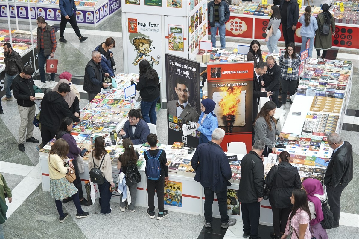 Bu yıl 22'ncisi düzenlenen ve bugün sona erecek Ankara Kitap Fuarı'nda ziyaretçi yoğunluğu...