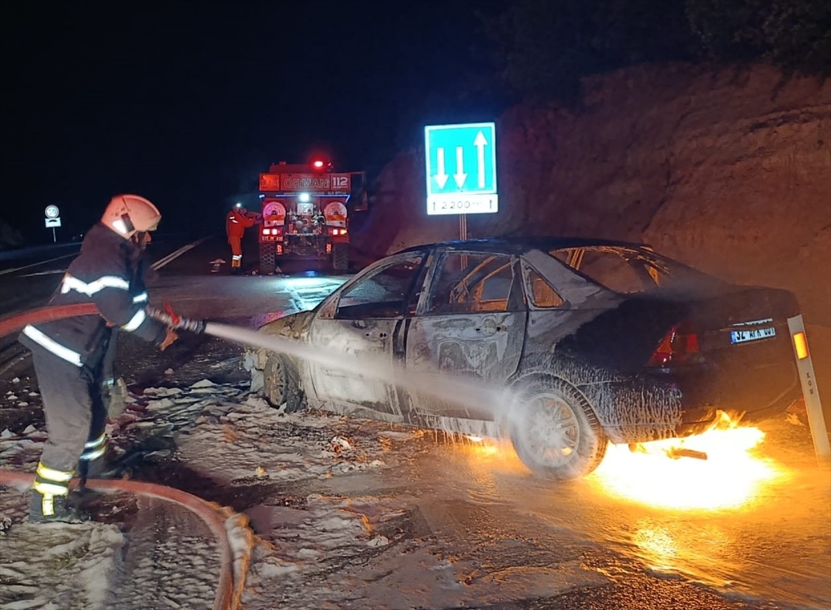 Burdur'un Bucak ilçesinde otomobilde çıkan yangın itfaiye ekiplerince söndürüldü.