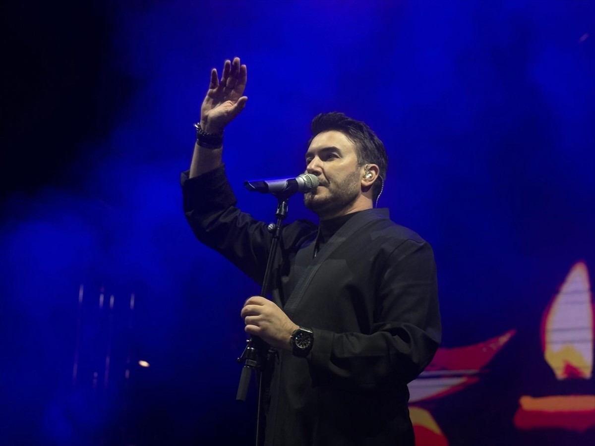 Bursa'da 29 Ekim Cumhuriyet Bayramı etkinlikleri kapsamında şarkıcı Mustafa Ceceli konser...