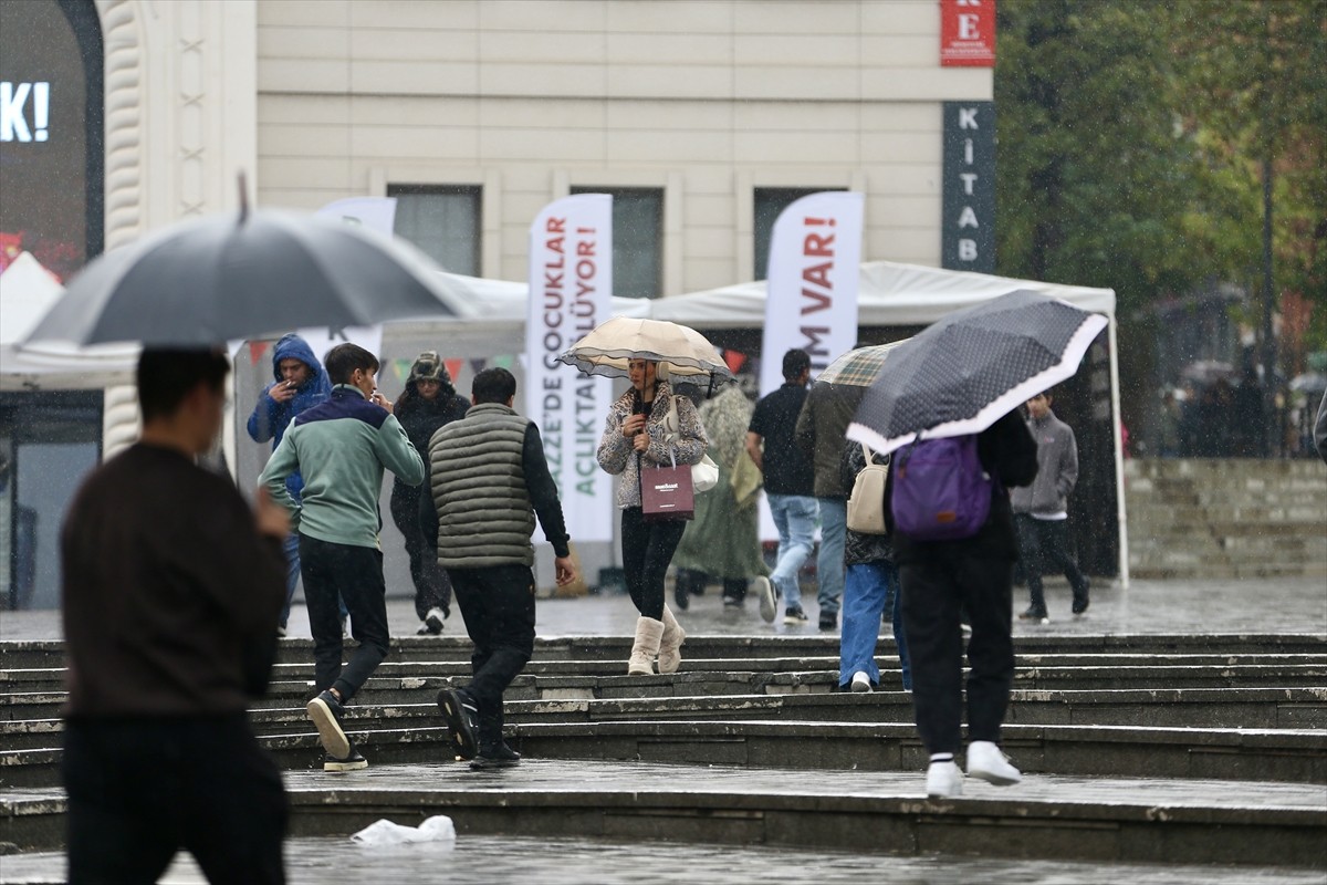 Bursa'da sabah saatlerinden itibaren sağanak görüldü.