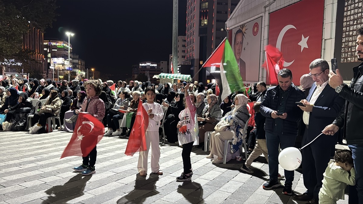 Bursa'da toplanan çok sayıda kişi, İsrail'in saldırdığı Küresel Sumud Filosu'na destek için bir...