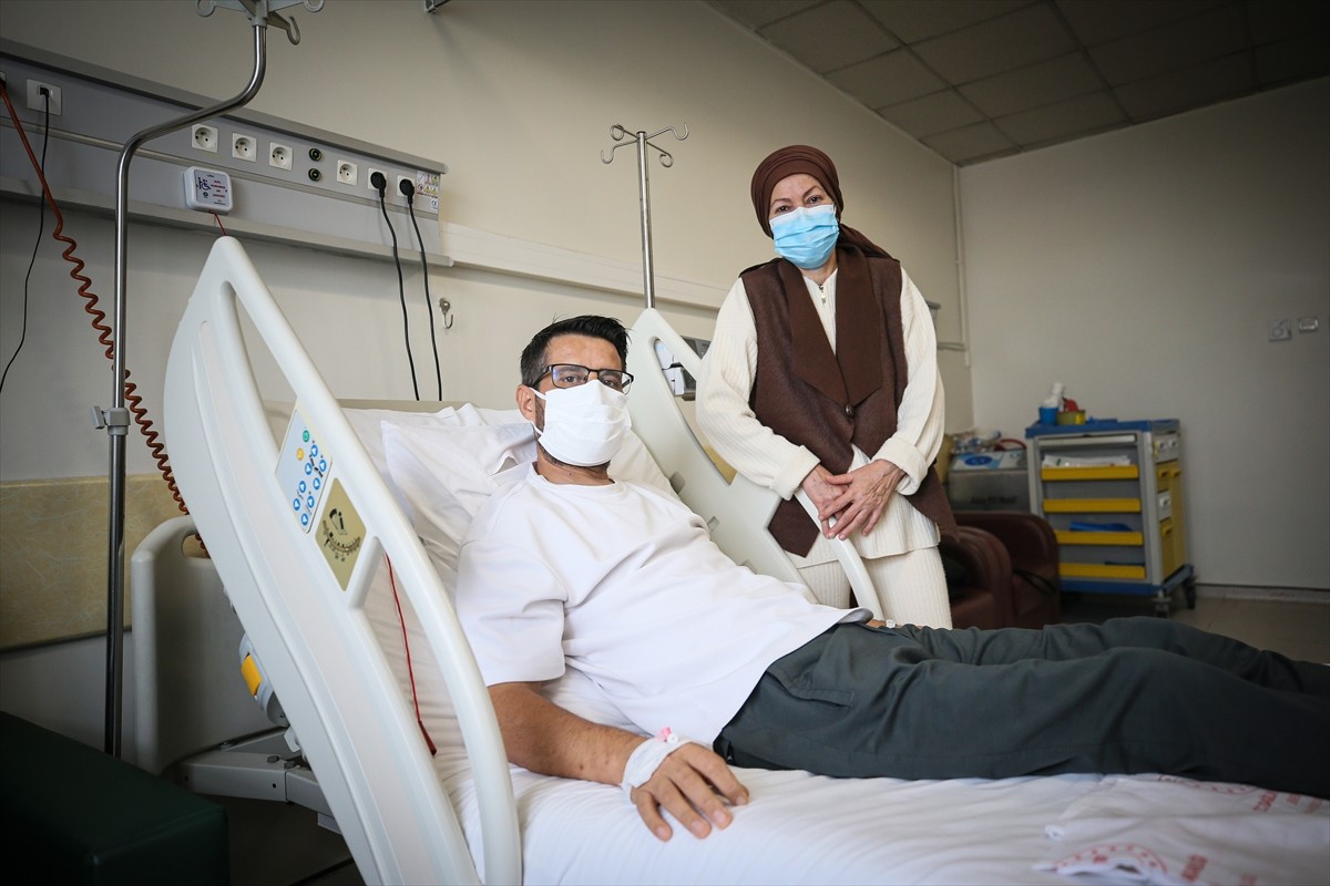 Bursa'da yaşayan 53 yaşındaki R.G. (sağda), 6 yıldır yüksek tansiyon nedeniyle böbrek hastası...