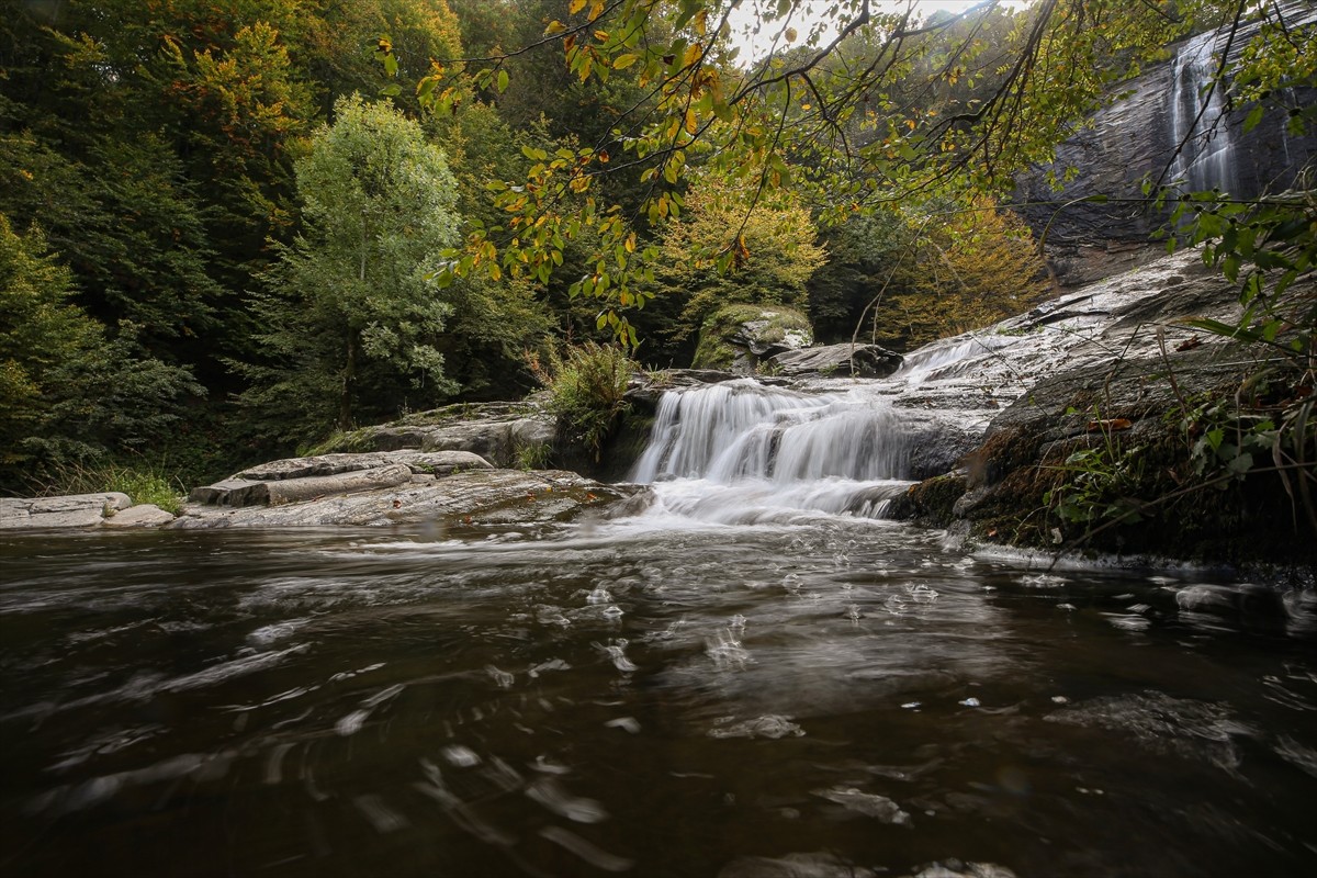 Bursa'nın Mustafakemalpaşa ilçesinde fay hattının kırılmasıyla oluşan Suuçtu Şelalesi'nin çevresi...