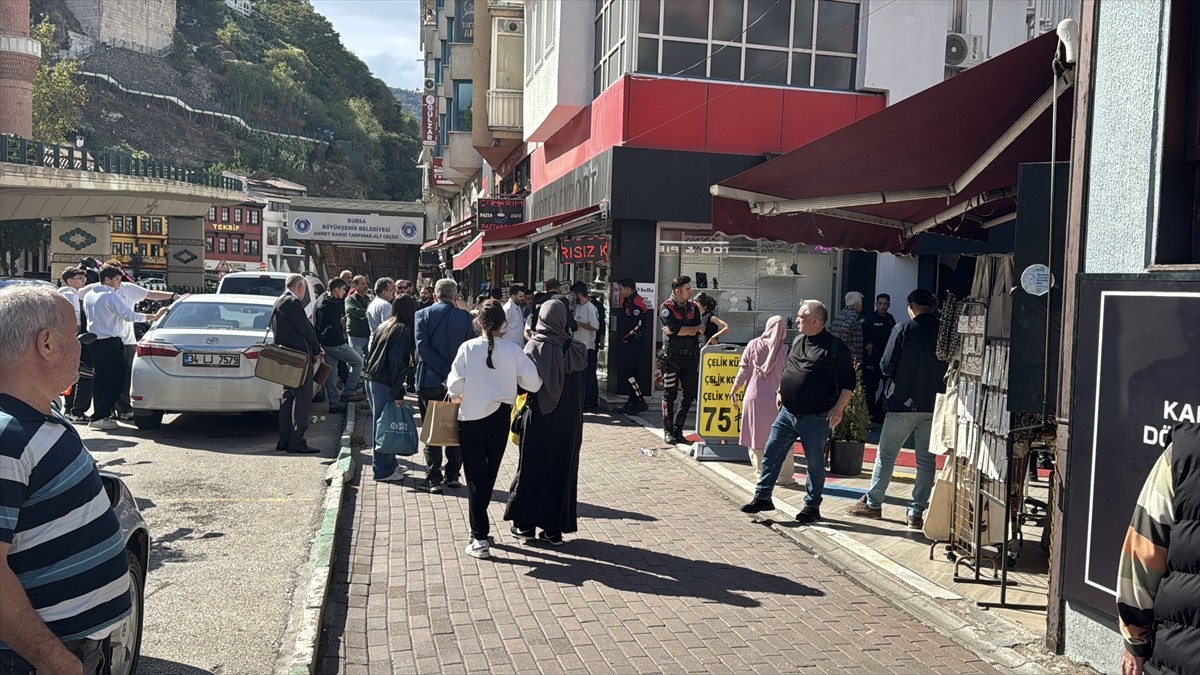 Bursa'nın Osmangazi ilçesinde husumetli iki grup arasında çıkan bıçaklı ve silahlı kavgada 4 kişi...