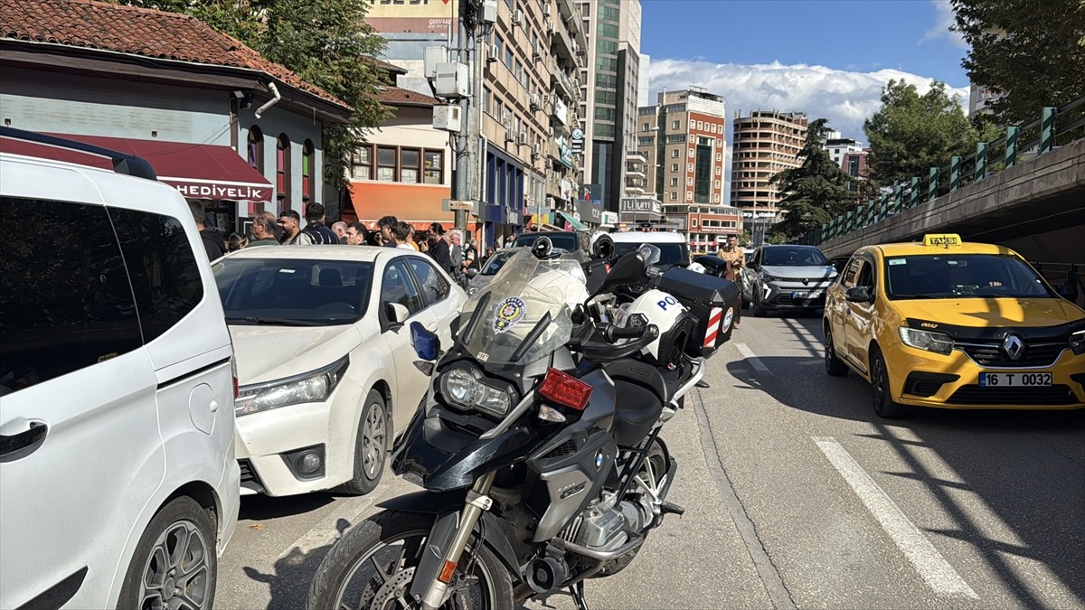 Bursa'nın Osmangazi ilçesinde husumetli iki grup arasında çıkan bıçaklı ve silahlı kavgada 4 kişi...