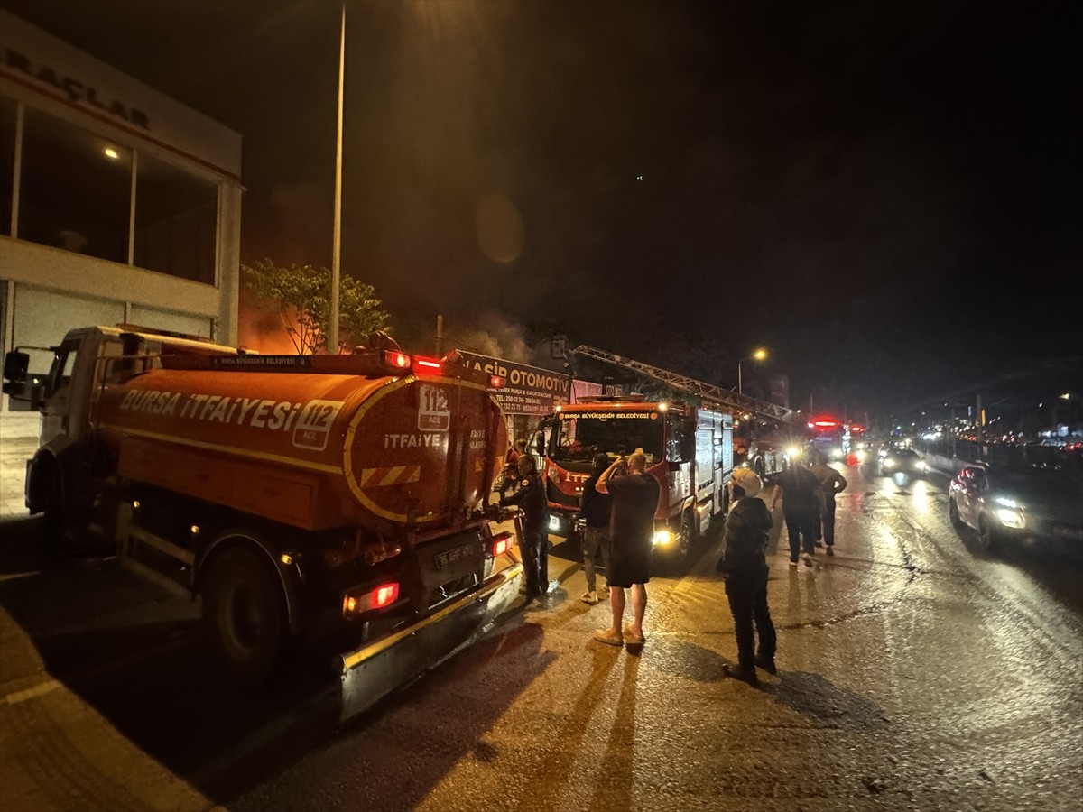 Bursa'nın Osmangazi ilçesinde otomotiv yedek parçaları satılan iş yerinde çıkan ve bitişiğindeki 3...