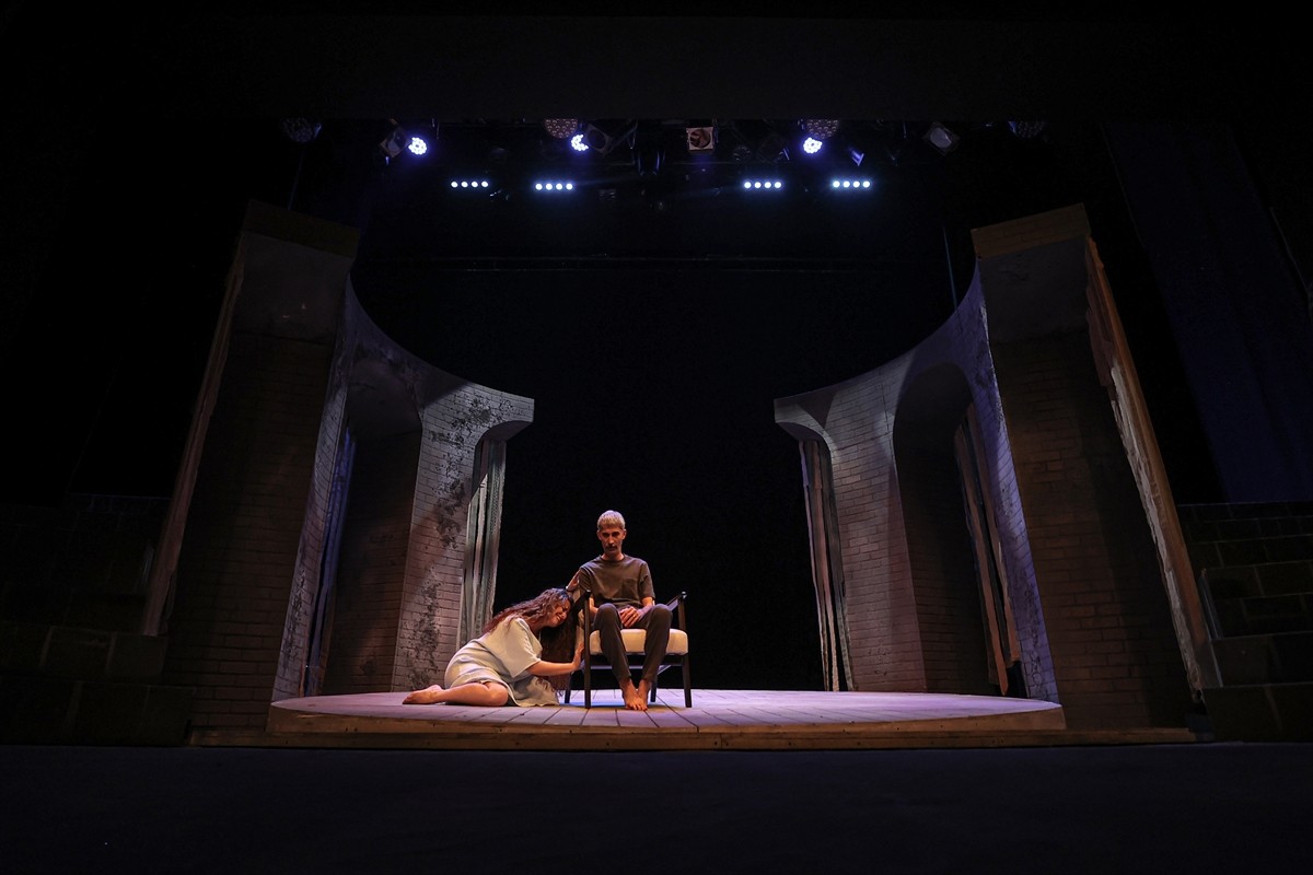 Bursa Devlet Tiyatrosu, Ayşe Kulin'in aynı adlı romanından uyarlanan "Sevdalinka" oyununu...