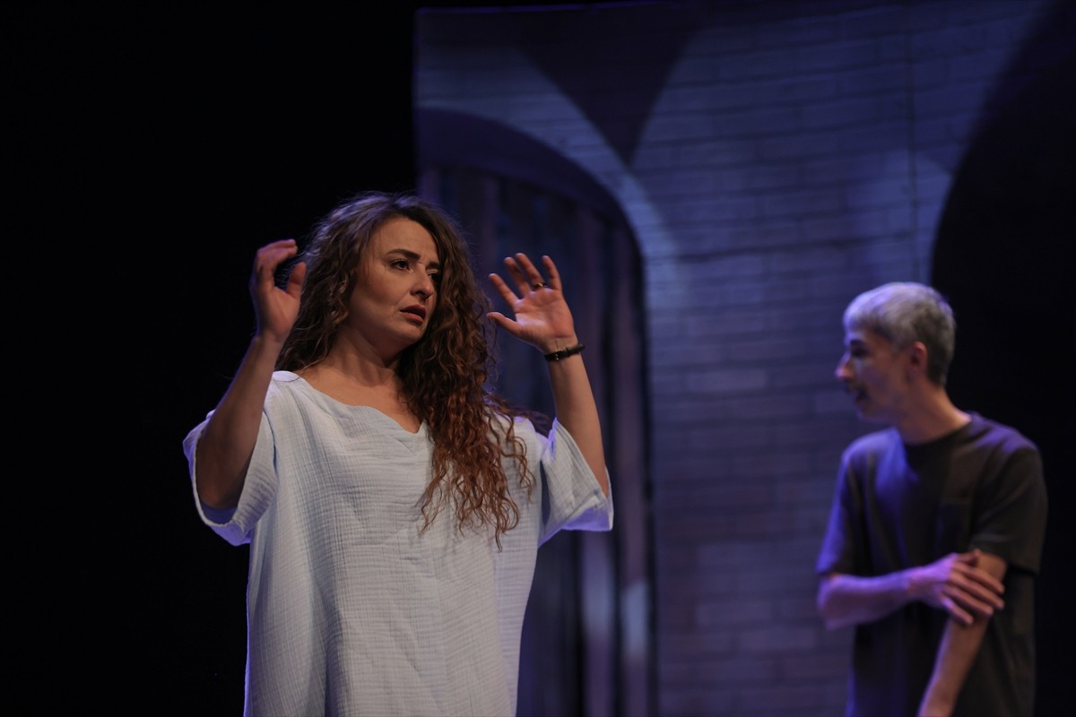 Bursa Devlet Tiyatrosu, Ayşe Kulin'in aynı adlı romanından uyarlanan "Sevdalinka" oyununu...