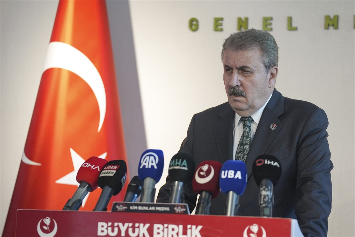 Büyük Birlik Partisi (BBP) Genel Başkanı Mustafa Destici, partisinin genel merkezinde düzenlediği...