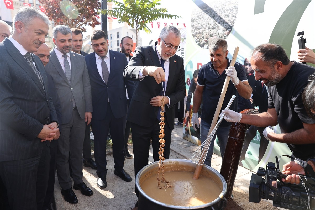 Çalışma ve Sosyal Güvenlik Bakanı Vedat Işıkhan, Mardin'in Ömerli ilçesinde belediye bahçesinde...