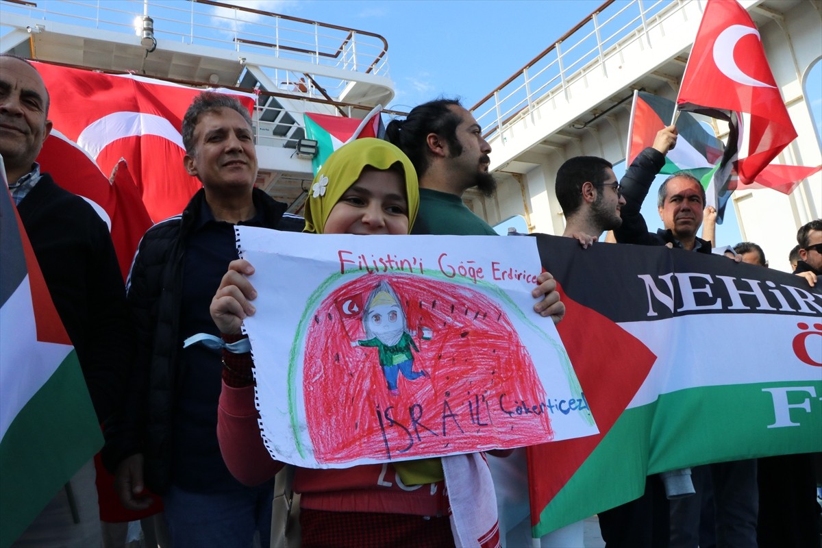 Çanakkale'de, Türk ve Filistin bayraklarıyla denize açılan tekneler, Gazze'ye insani yardım...