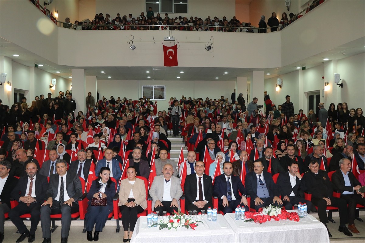 Çankırı'da, AK Parti İstanbul Milletvekili ve sanatçı Yücel Arzen Hacıoğulları ile lise...