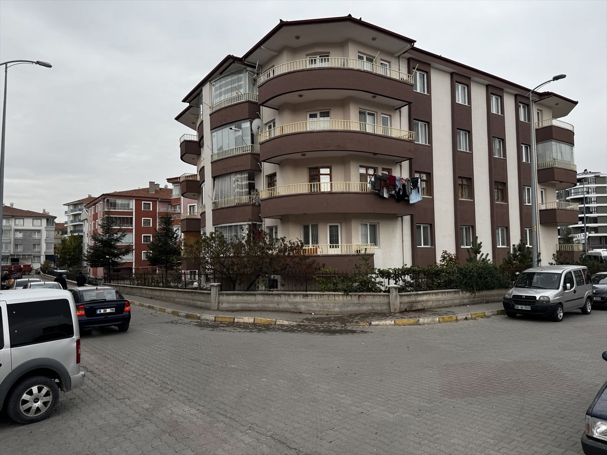 Çankırı'da eski eşi tarafından bıçaklanan 2 çocuk annesi kadın, hayatını kaybetti.