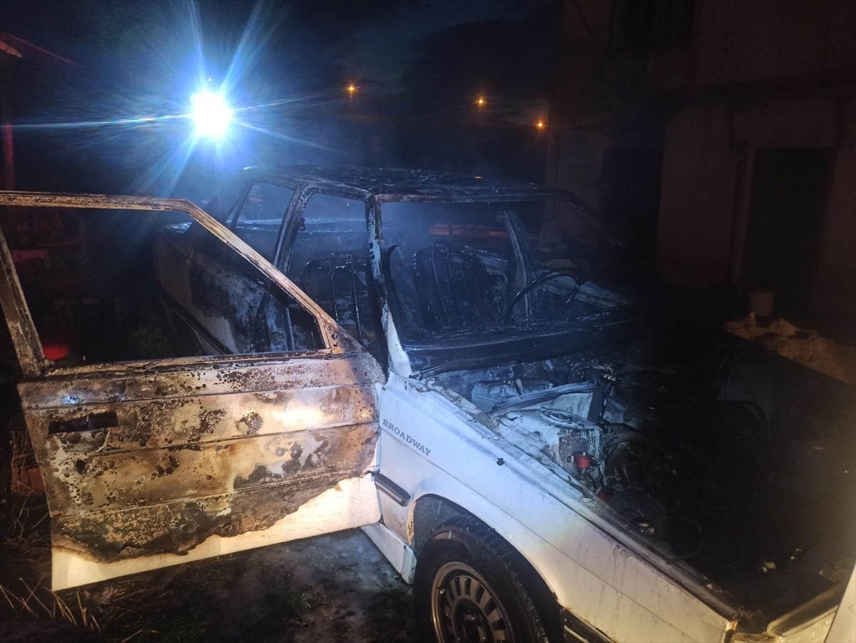 Çankırı'nın Çerkeş ilçesinde park halinde yanan otomobil kullanılamaz hale geldi. Araç sahibinin...