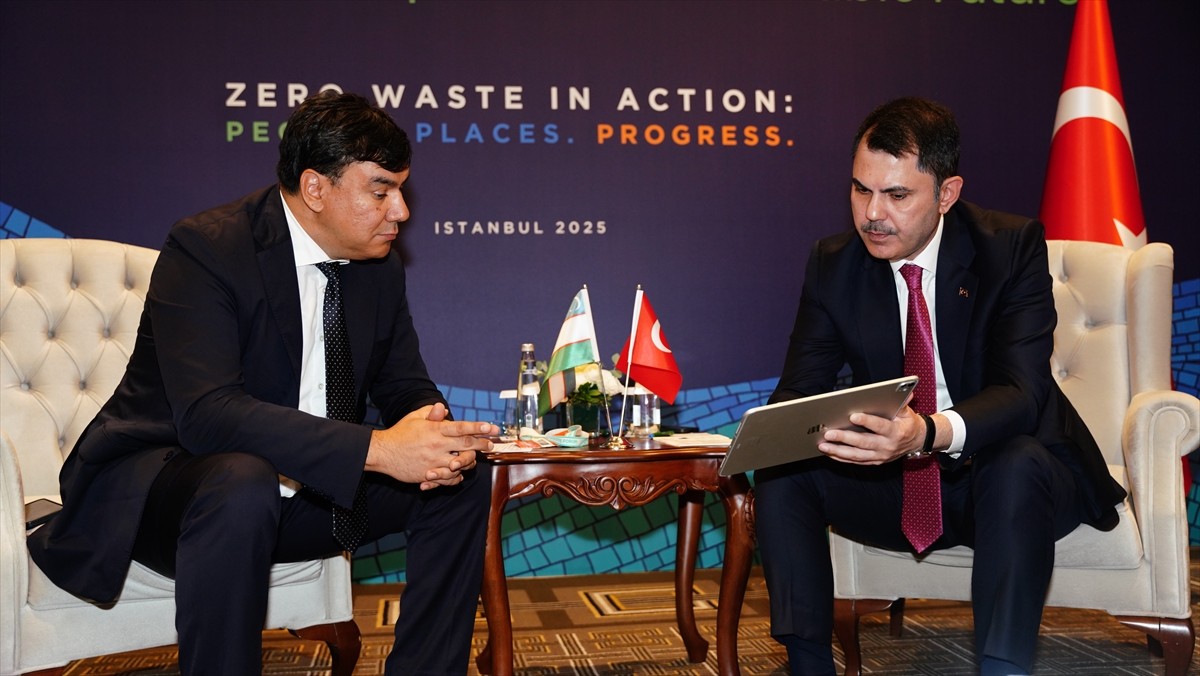 Çevre Şehircilik ve İklim Değişikliği Bakanı Murat Kurum (sağda), Sıfır Atık Forumu kapsamında...