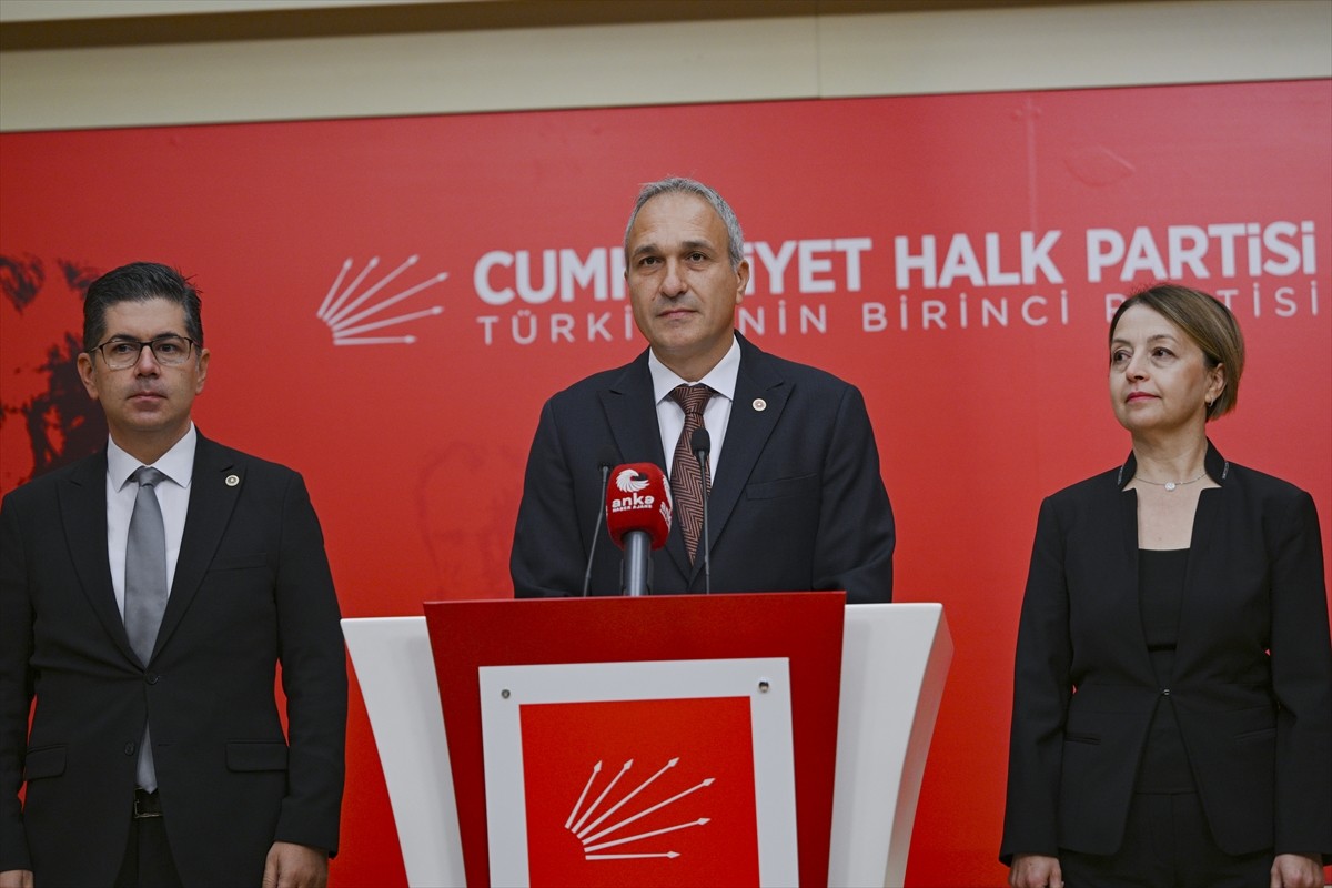 CHP Genel Başkan Yardımcısı Suat Özçağdaş, partisinin genel merkezinde basın toplantısı...